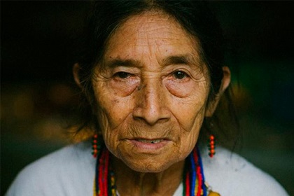 mujer lenguas indigena